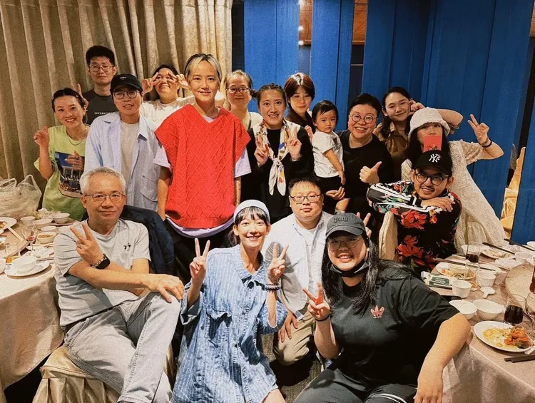 孟耿如（中）日前現身品牌春酒。翻攝孟耿如臉書