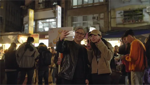 超狂祭品文成真！邰智源化身邰兆元現身寧夏夜市發百億引民眾暴動瘋搶