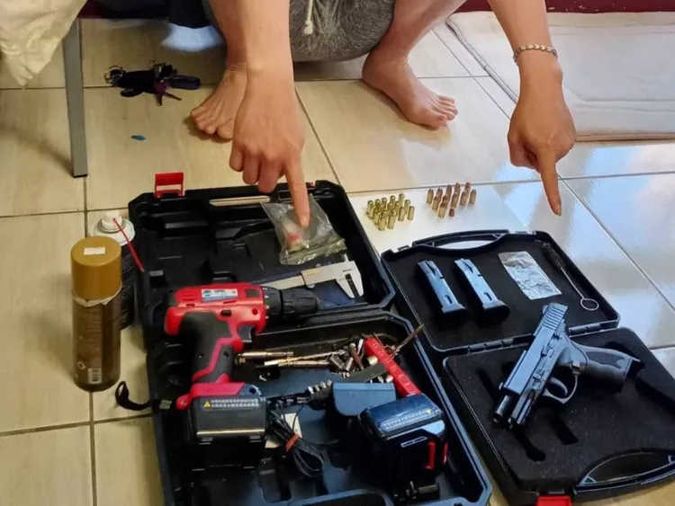 警方在屋內起出槍彈。讀者提供