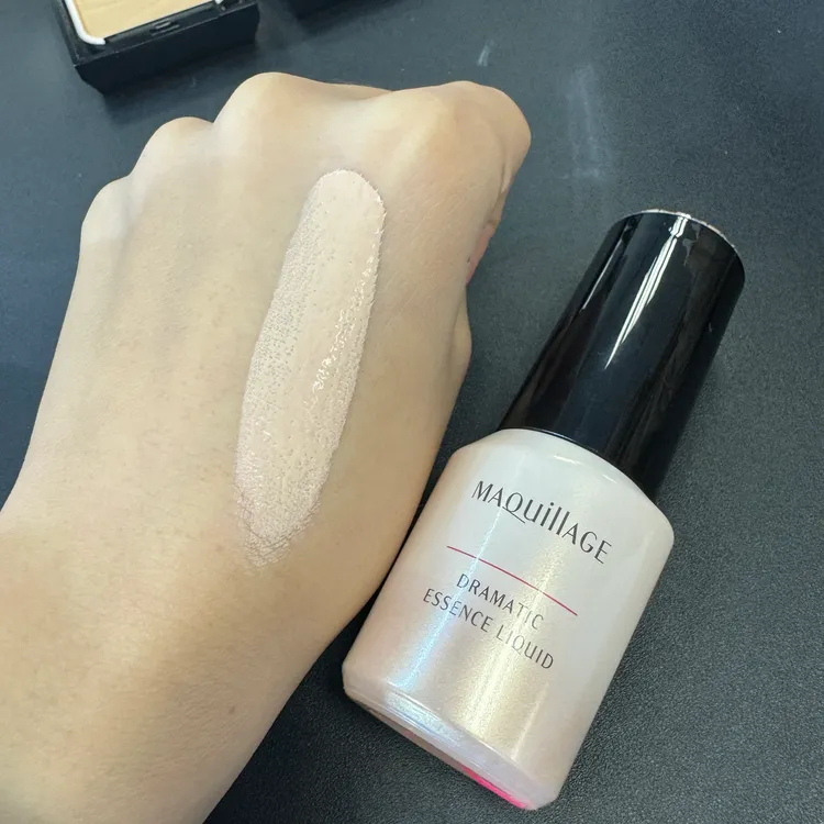 水蜜光精華無瑕粉底，25ml／1200元。張家玲攝