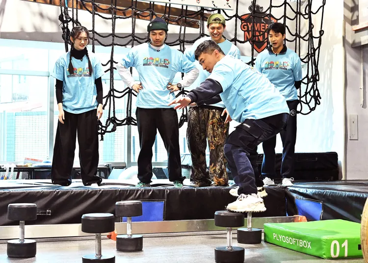 張立東（右一）擔任藍隊隊長。台視提供