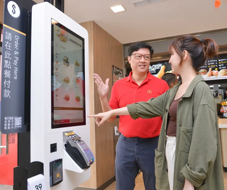 李昌霖在麥當勞創辦人日親自到第一線服務顧客，感受同仁的工作並加油打氣。台灣麥當勞提供