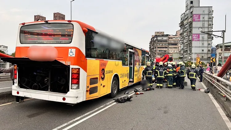 重機騎士被對向公車輾斃。翻攝畫面