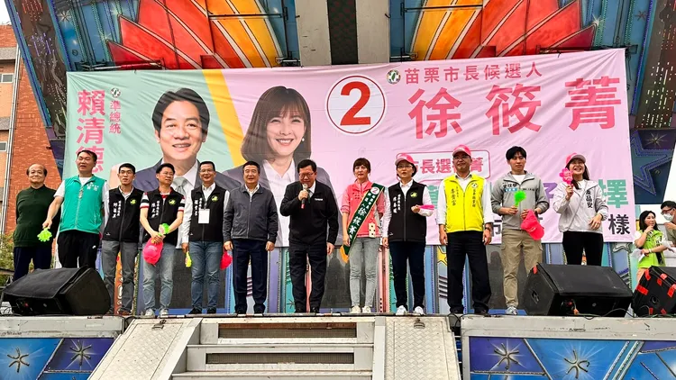 鄭文燦及陳明真等黨公職輔選徐筱菁。民進黨提供