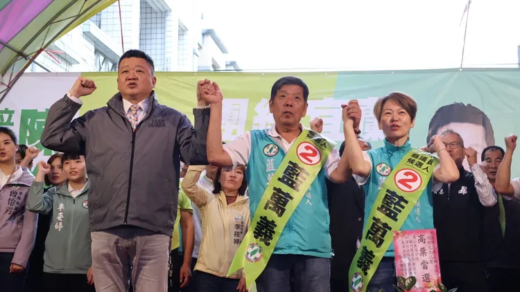 何博文今赴宜蘭為藍萬義站台拉票。民進黨提供