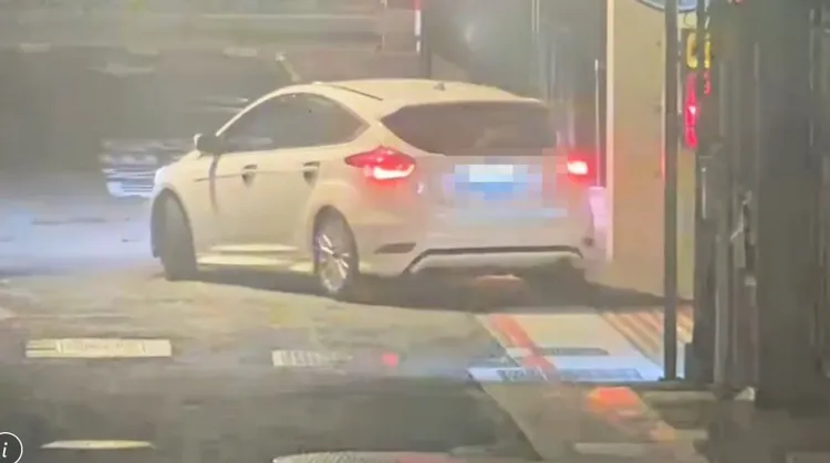 周男從地下室將車開上街道，卻違規停車遭警查獲酒駕。翻攝畫面