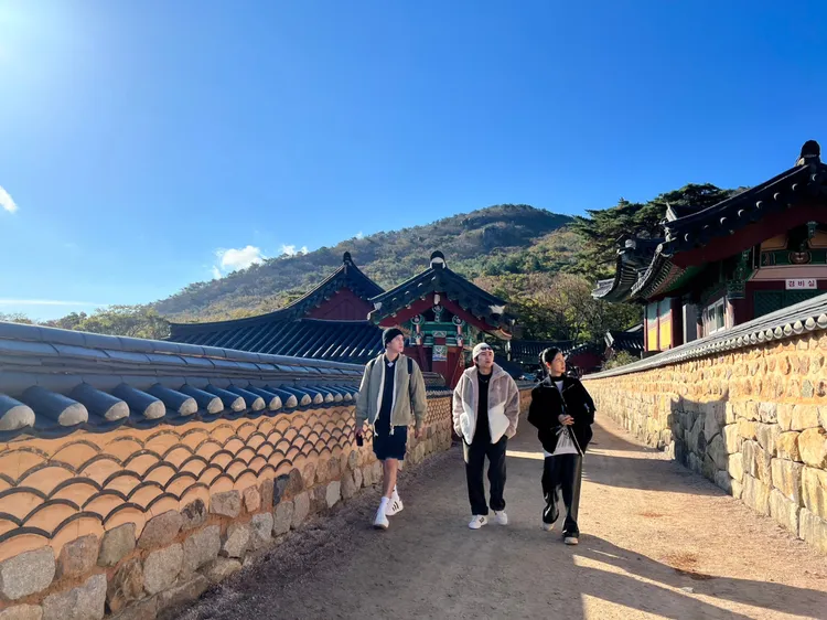范少勳（左起）、林予晞與巫建和暢遊韓國釜山。《演員們的旅行》節目組及《青春期影視》提供