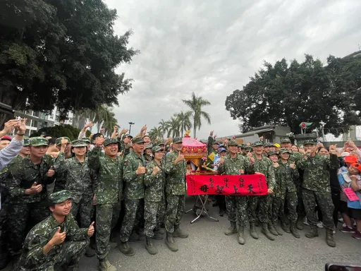 白沙屯媽祖破天荒停駕!擠爆斗六砲兵基地 妙喊:想進來就簽下去
