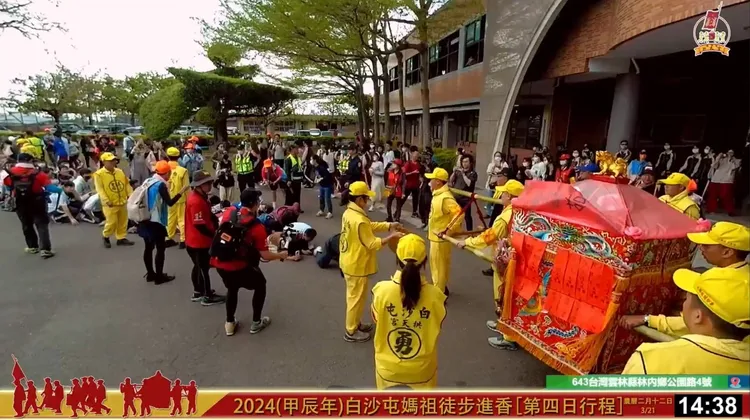 淵明國中師生跪迎白沙屯媽祖。翻攝白沙屯拱天宮臉書