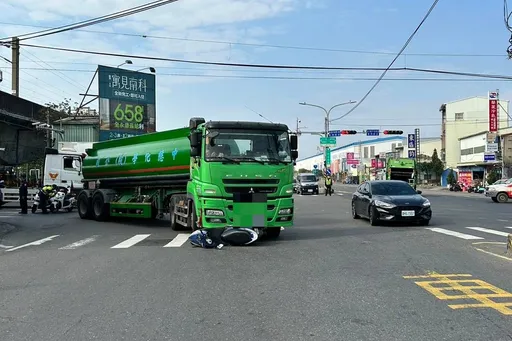 又是視線死角釀禍!槽車轉彎撞輾機車 7旬騎士肚破腸流命喪輪下