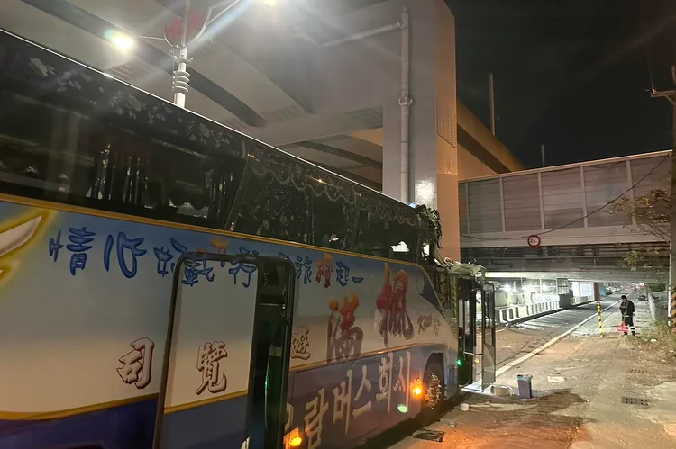 高約3.8公尺的遊覽車撞上限高2公尺的涵洞。市府提供