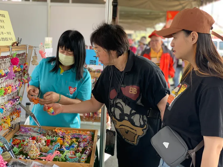 她也幫慈光心智關懷協會行銷產品、募集經費。王志弘攝