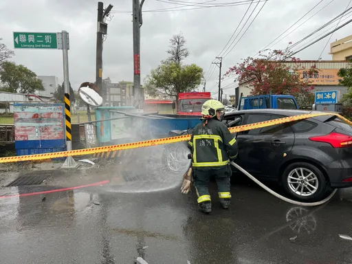 小貨車擦撞小客車!這根管子最衰被撞斷 警消、瓦斯公司急救援