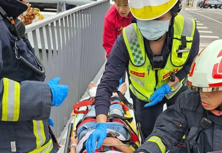 救護人員緊急將婦人送醫。民眾提供