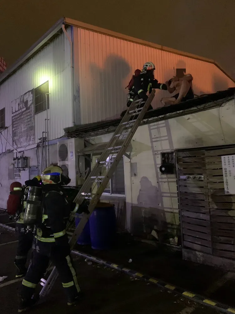 警消救出1名遭燒燙傷的男子，送醫治療。民眾提供