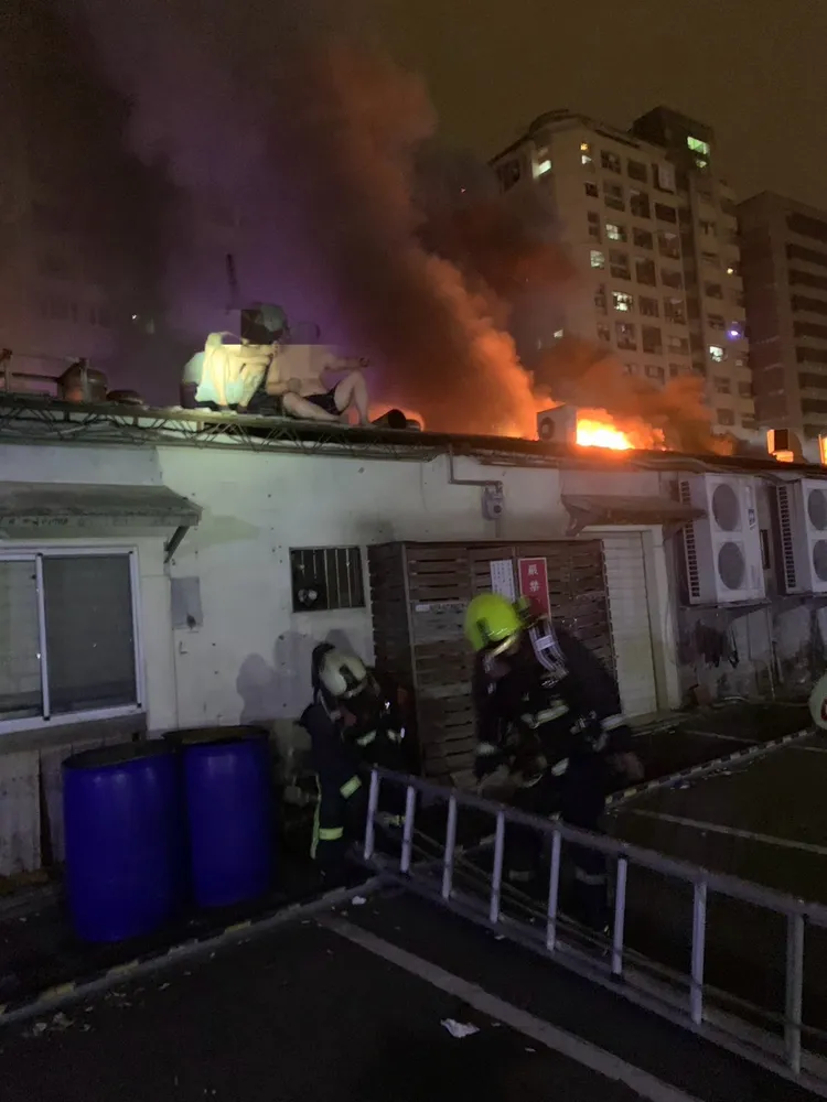 燃燒員工休息室及閒置空間，燃燒面積約30平方公尺，警消救出受困民眾。民眾提供