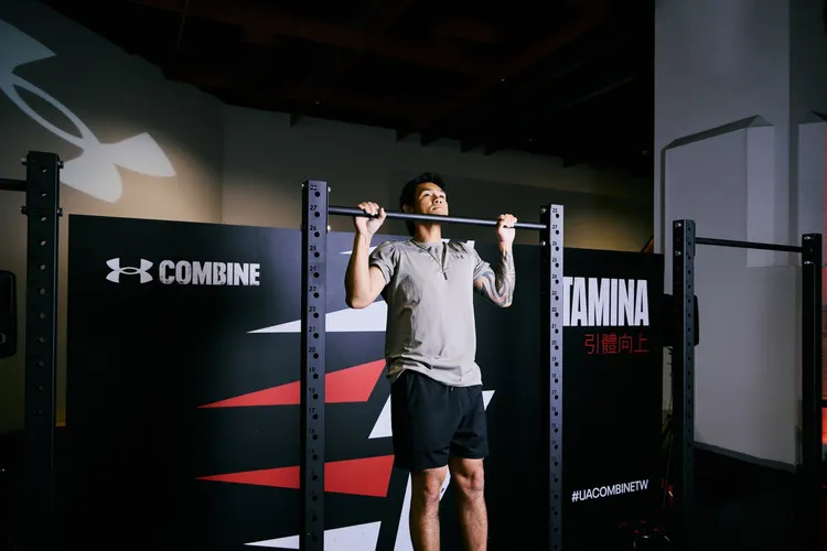 張志豪體驗強度爆表的《UACOMBINE》引體向上關卡。品牌提供