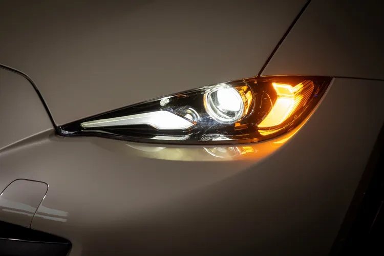 小改款MX-5全新LED以更銳利的日行燈造型點綴。業者提供