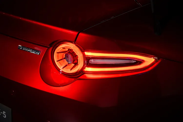 尾燈則承襲第一代MAZDA MX-5經典圓形設計語彙，除了新增中心LED環形燈組提高車型辨識度，更加大尾燈外緣的煞車燈具面積。業者提供