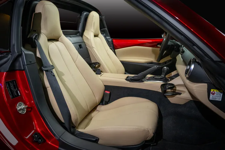 自排車型MX-5 RF標配全新荒漠棕Nappa真皮座椅。業者提供