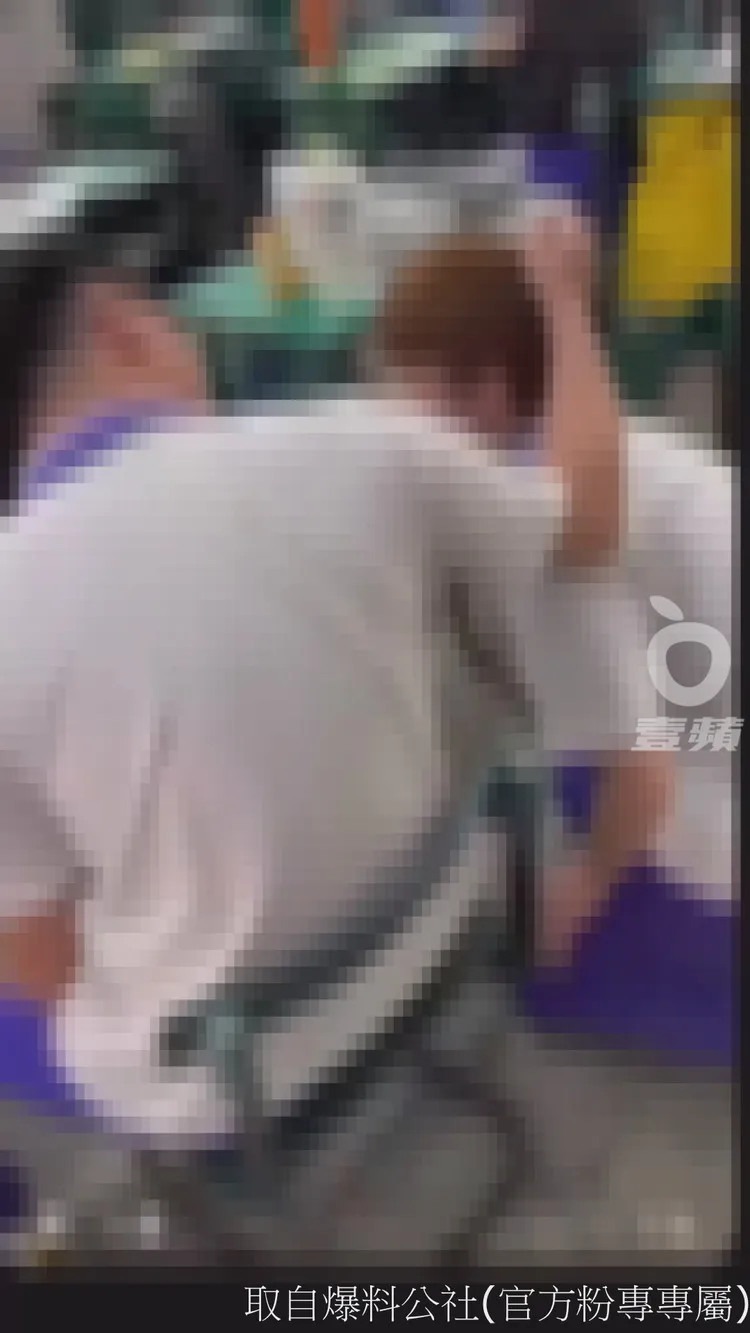 受害者被揪髮逼迫跪地。翻攝自臉書「爆料公社(官方粉專專屬)」