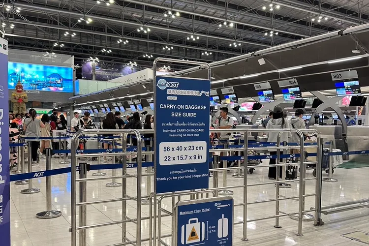 他們看著旅客劃位出境，自己卻茫然枯等。投訴人提供