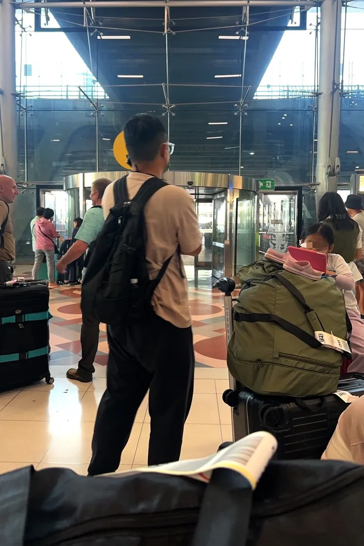 一群人在出口處枯等接駁車，感覺被地勤丟包。投訴人提供