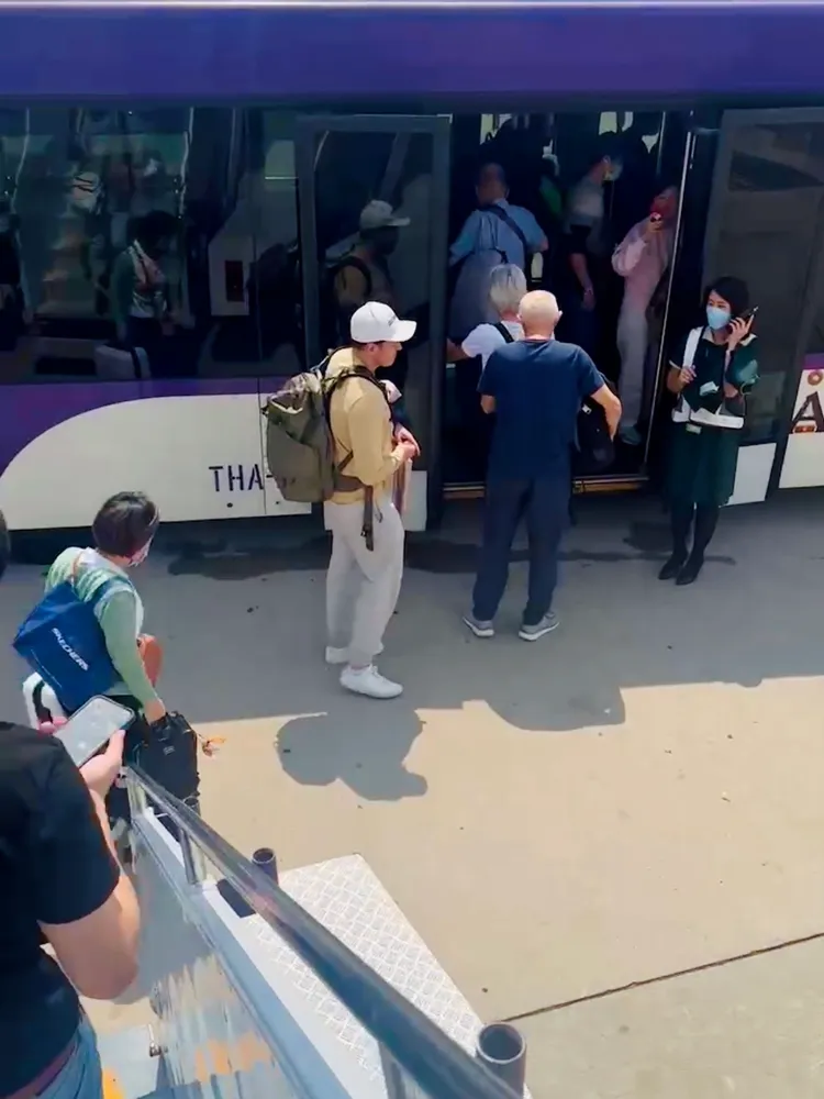 機上旅客搭接駁車前往候機室。投訴人提供