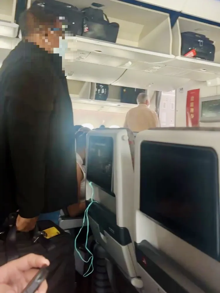 機長廣播班機故障，旅客準備下機。投訴人提供