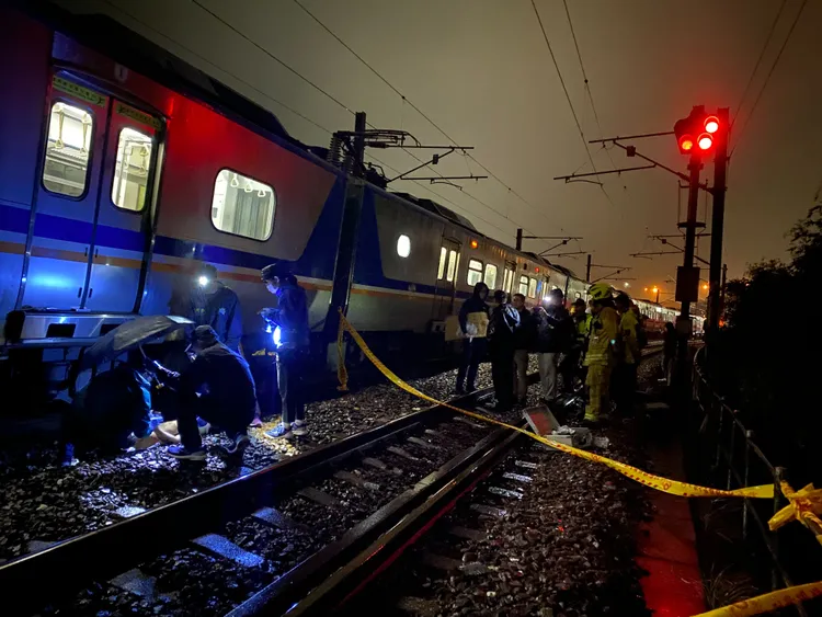 事後簡男跑至鐵道上，遭迎面駛來的區間車撞上身亡。民眾提供