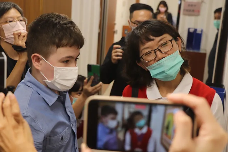 林子陽等人在羅東聖母醫院舉辦畫展。翻攝畫面