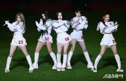 葉舒華（中）生病休養後復出，與(G)I-DLE現身表演。翻攝東亞體育