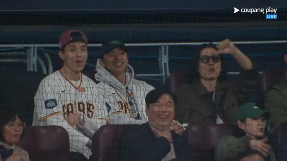 「死鬼」CP李棟旭、孔劉旁邊還坐著金材昱（右）。翻攝Coupang Play