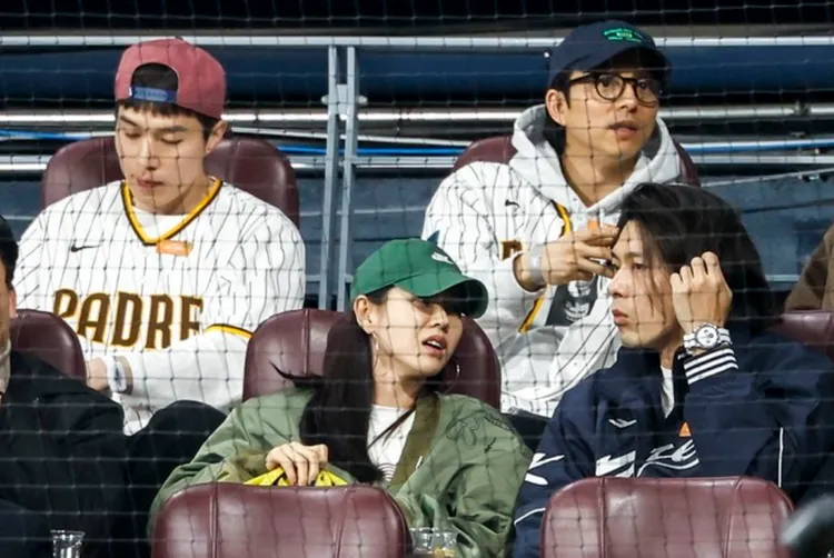 孔劉（後排右）與玄彬（前排右）是棒球隊成員，李棟旭（後排左）跟玄彬合作電影《哈爾濱》。翻攝news1