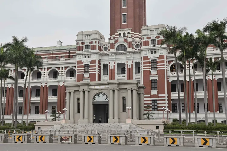 總統府昨晚間傳出槍響，一名執勤憲兵持槍自戕，宣告不治，府外觀。資料照片