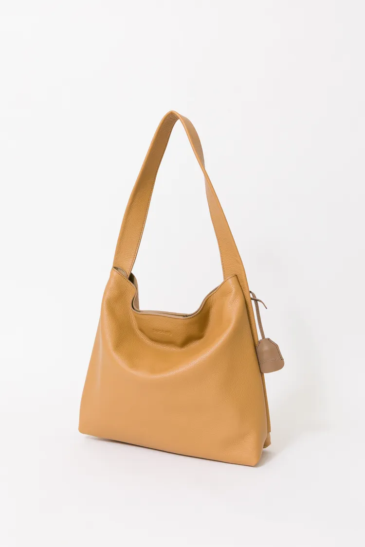 RABEANCO JHU牛皮寬背單肩袋，8880元。品牌提供