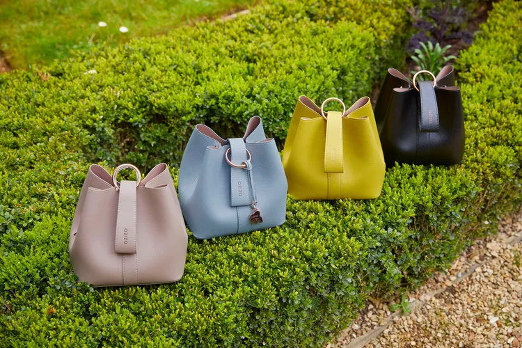 aziza NINA斜背手拎兩用水桶包，各2980元。品牌提供