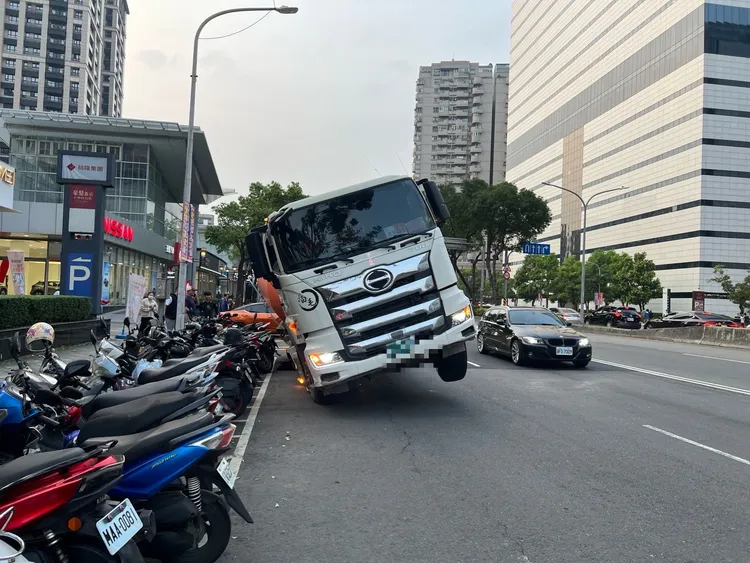 水泥車歪斜。翻攝畫面