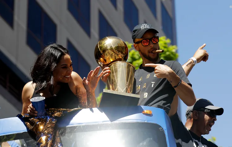 柯瑞(右)與愛妻一起參與冠軍大遊行。美聯社