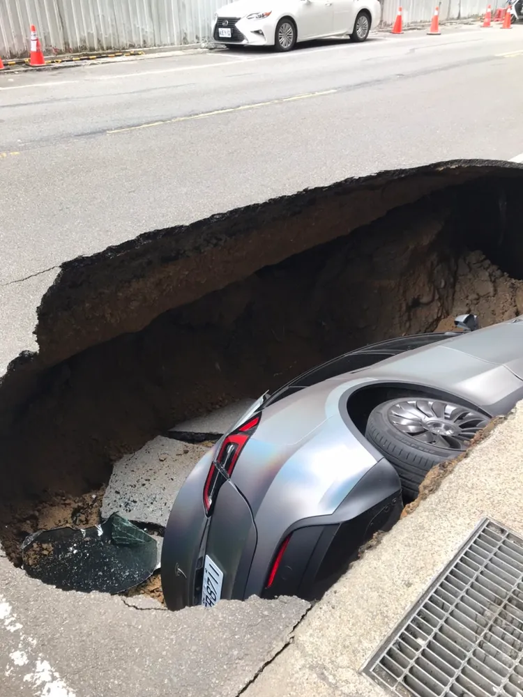 特斯拉掉入天坑。翻攝畫面