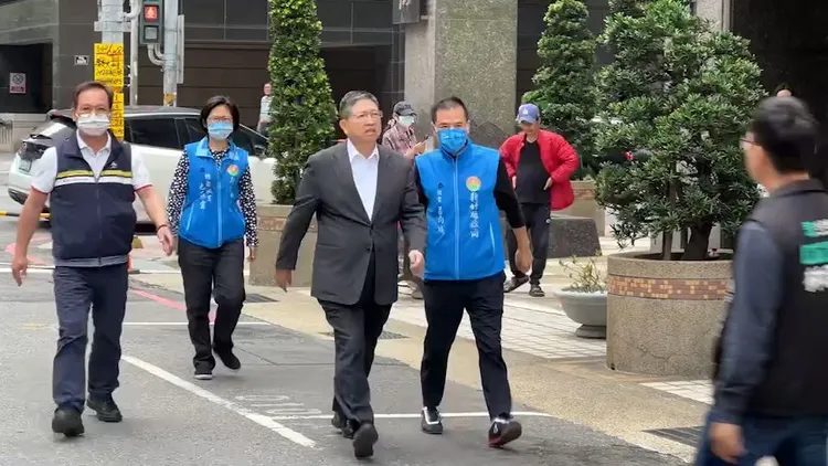 當時新竹縣長楊文科(著西裝者)前往現場會勘。翻攝畫面