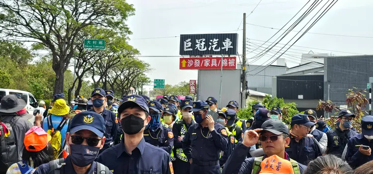 白沙屯媽今天到彰化，進香人龍綿延數公里，就連警察也列隊恭迎。李肇中提供