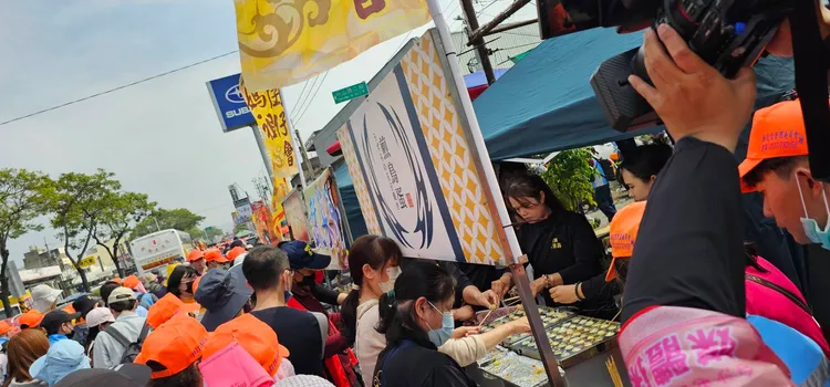 不只便當，現場還有攤車美食。李肇中提供