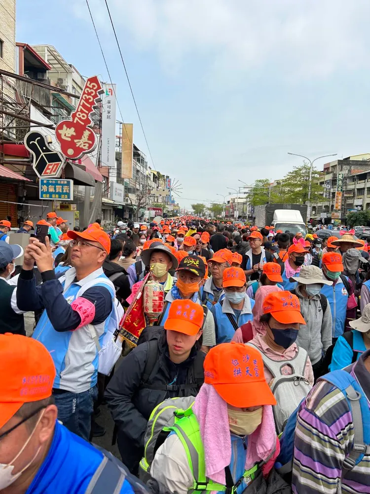 媽祖鑾轎所到之處都塞滿大批進香客。李肇中提供