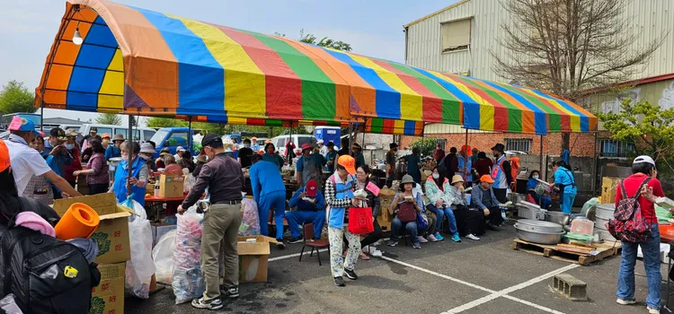 信徒在善心民眾提供飲水和食物下獲得休息。李肇中提供
