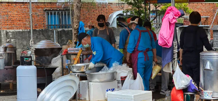 白沙屯媽祖進香，每年都有義工熱情煮食，或信徒熱心地提供基本的飲水與食物。李肇中提供
