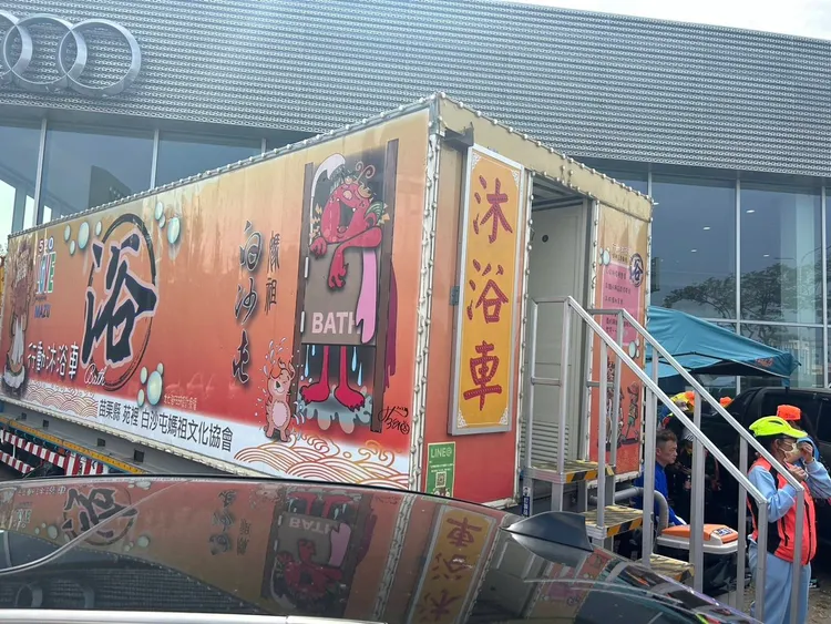 為提供信徒盥洗，現場還出現沐浴車。李肇中提供