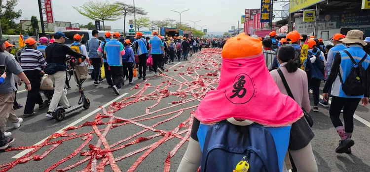 媽祖鑾轎後方都是進香人龍。李肇中提供