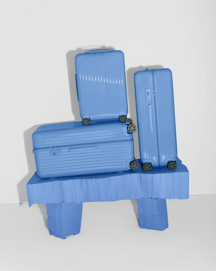 行李箱從手把、拉鍊、徽章一直到滾輪底托都以海洋藍點綴。品牌提供