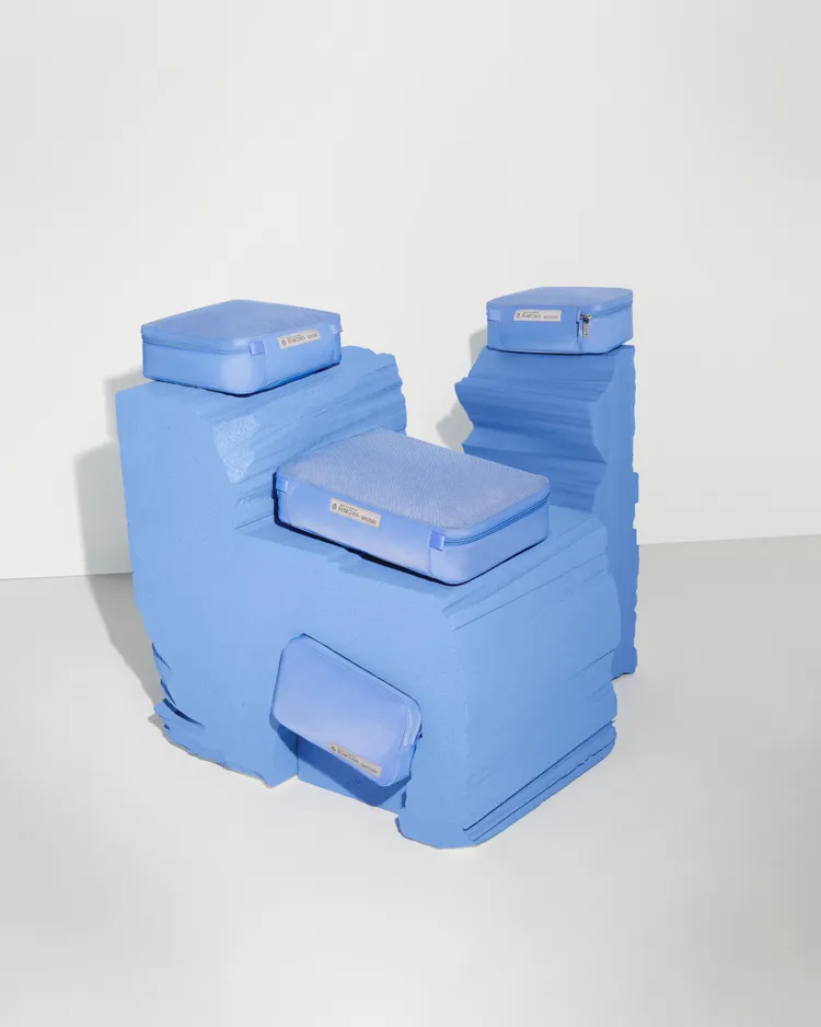 RIMOWA也加碼推出海洋藍新色的化妝、收納包。品牌提供